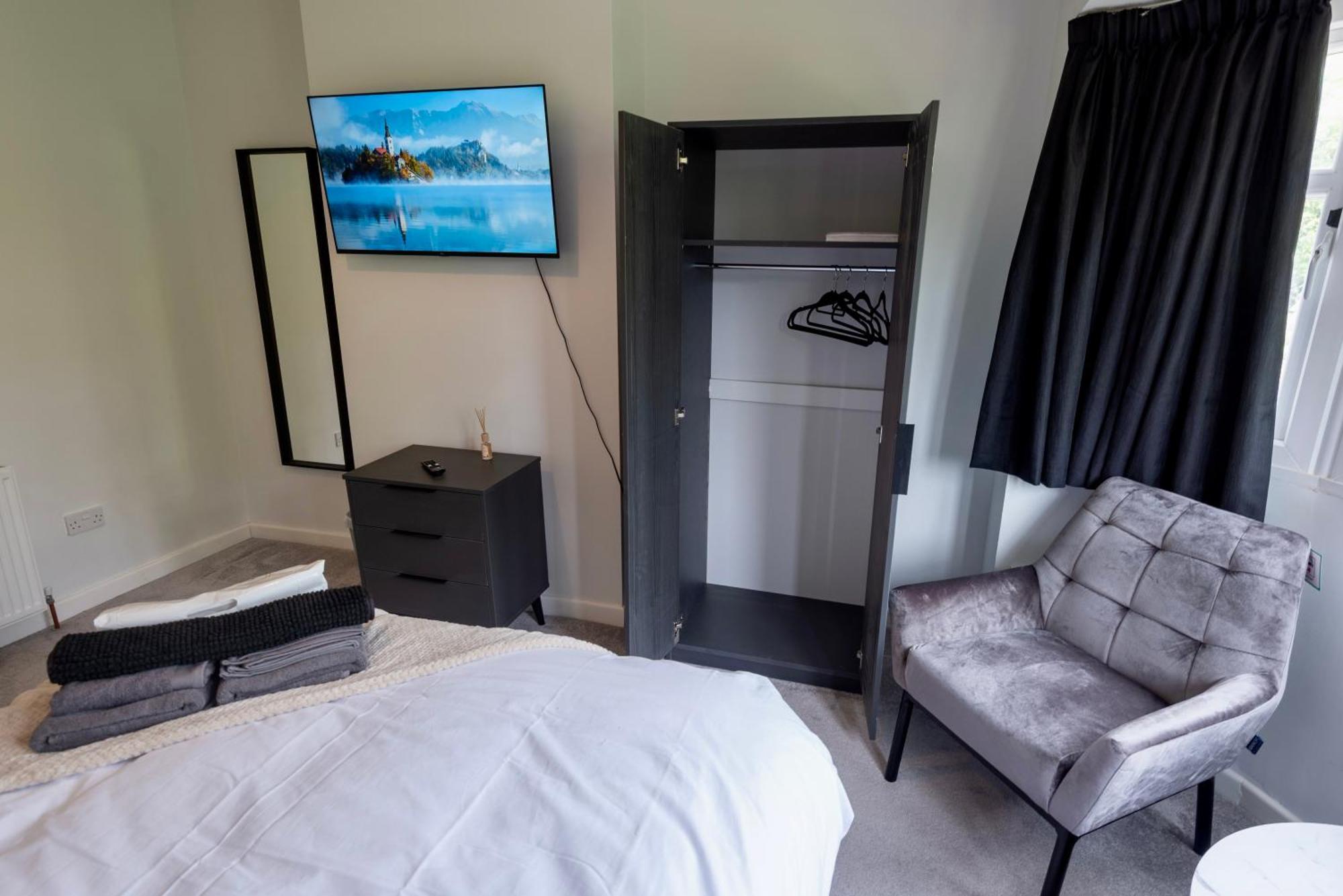 Double Room In Refurbished 5 Bed Home With Wifi And Tv BW Room 4 โซลิฮัล ภายนอก รูปภาพ